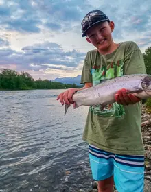 Fornøyd fisker med laks i Målselv