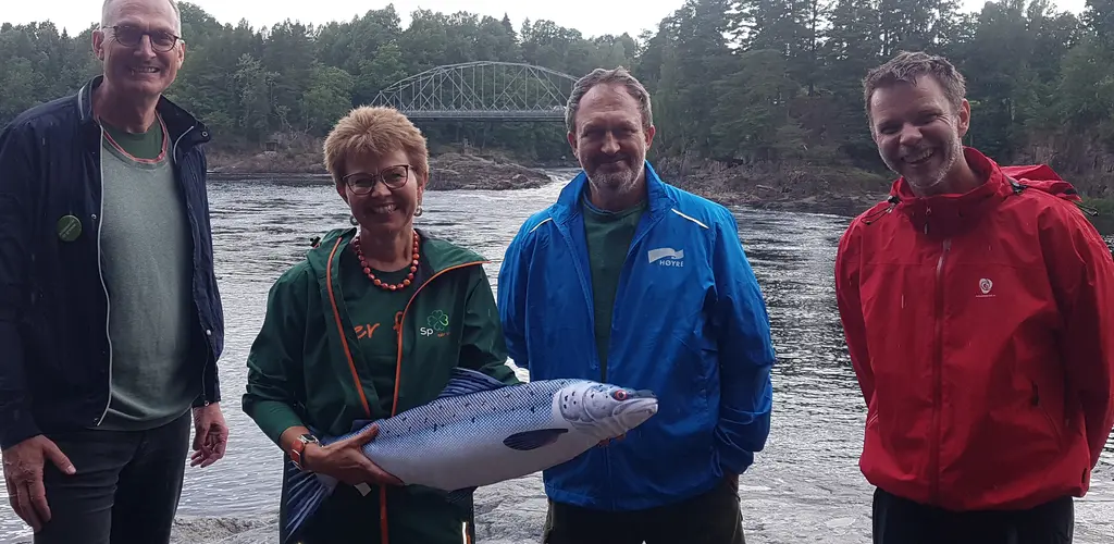 VV Numedalslågen 14 08 2021 - gruppebilde av politikere ved Holmfoss - god stemning.jpg