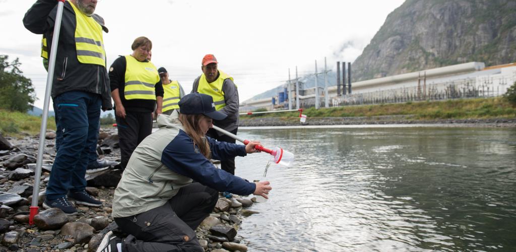 Anne Luise Ribeiro (NIVA) demonstrerer vannprøvetaking(....) Foto Anders Gjørwad Hagen_NIVA.jpg