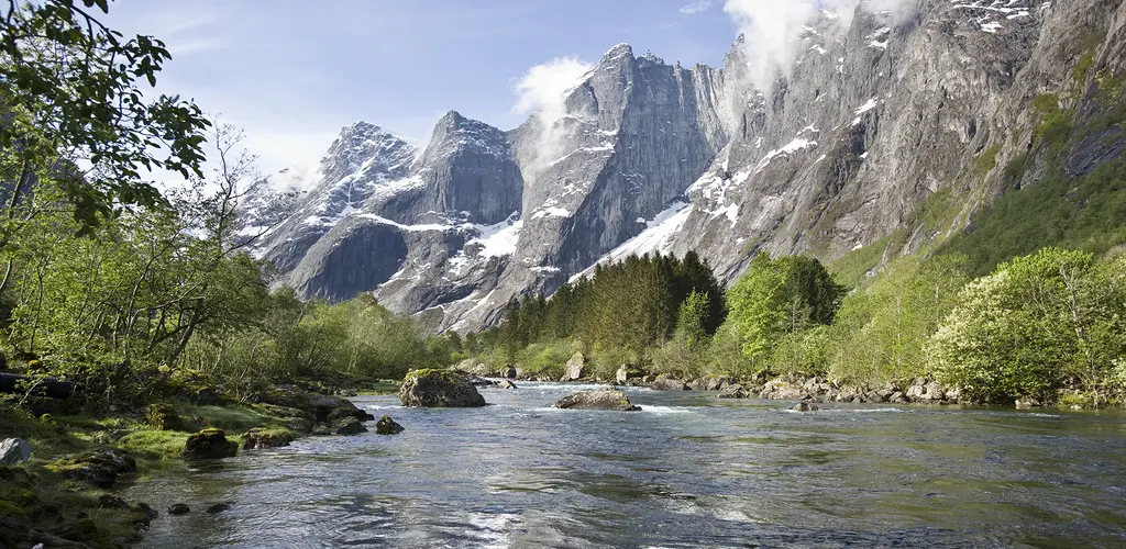 Rauma elv med Trollveggen i bakgrunnen