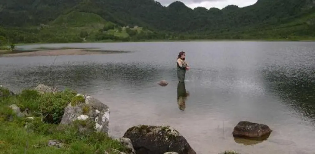 Fjellandsbø vatnet, der eventyr elva starter.
