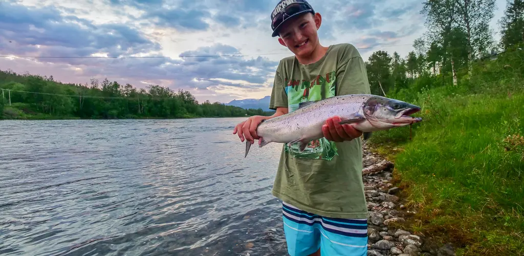 Fornøyd fisker med laks i Målselv