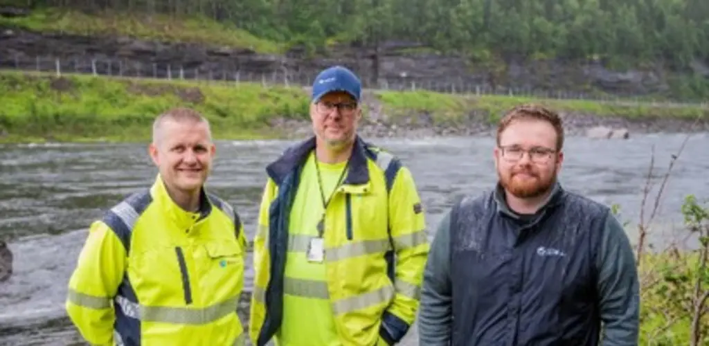 Tore Bjørnå-Håvik, Øyvind Furuheim i Statkraft og laksefisker William Rydland er fornøyde med det nye signalanlegget. Foto: Benedicte Steinbakk