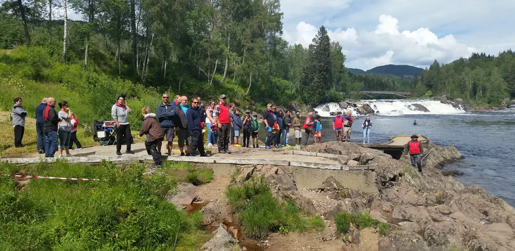 Spenningen er til å ta og føle på når storlaksen går ned mot fossen. Vi mistet den senere. Foto Espen Nordstrand
