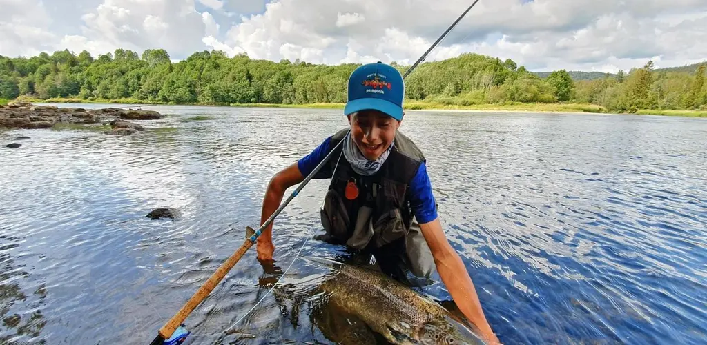 Gabriel tok den største laksen på Camp Villaks i Numedalslågen i 2019. Den veide omlag 11 kg og ble gjenutsatt. Foto Steinar Paulsen