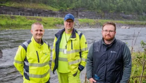 Tore Bjørnå-Håvik, Øyvind Furuheim i Statkraft og laksefisker  William Rydland er fornøyde med det nye signalanlegget. Foto: Benedicte Steinbakk